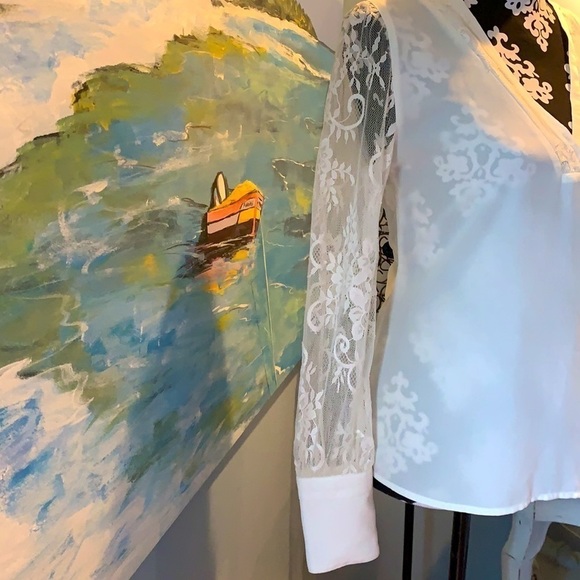 ⭐️Express, White V-Neck, Sheer Lace Sleeves, Like New, Size Small - Picture 6 of 9